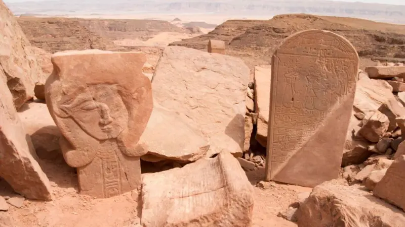 Inscripciones jeroglíficas y el origen de nuestro alfabeto en piedra caliza.