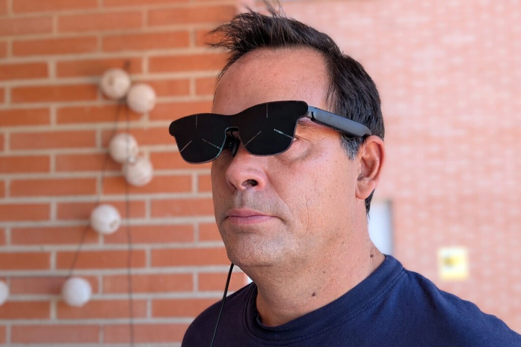 Diseño ergonómico y patillas de las gafas RayNeo GT Max con cable de conexión.
