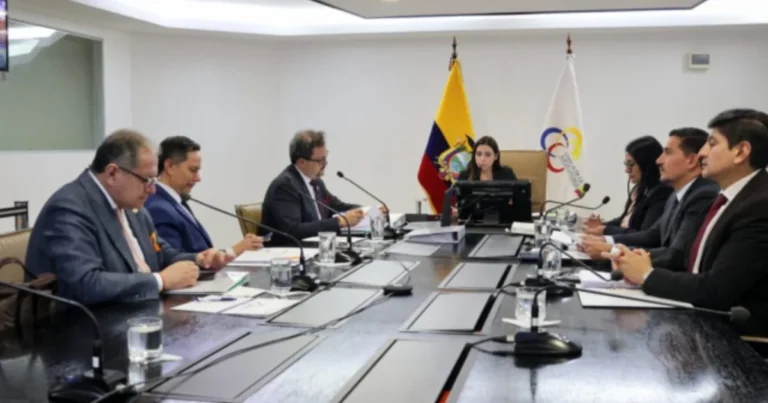 Magistrados en el Pleno del Consejo de la Judicatura analizando el fallo sobre los jueces anticorrupción y crimen organizado