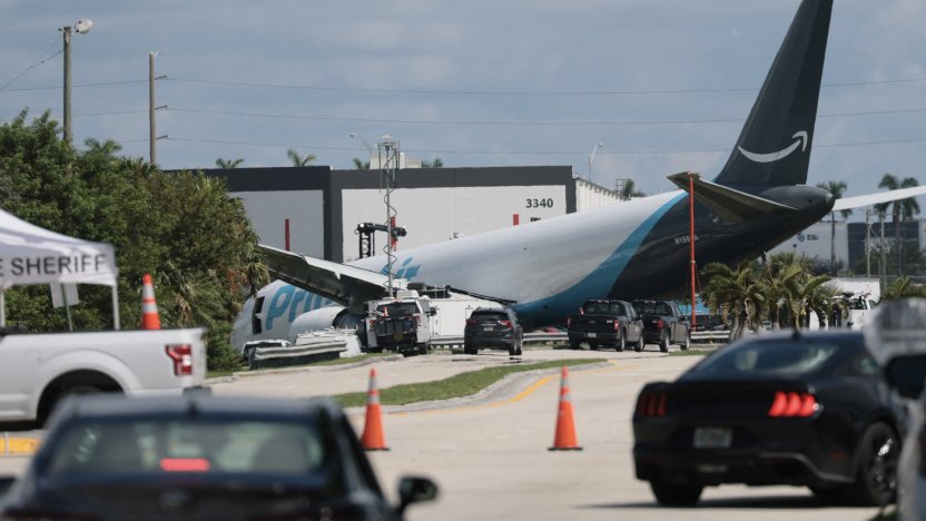 Zona de escombros en el aeropuerto tras el accidente de avión en Miami que involucró a un Boeing de Amazon