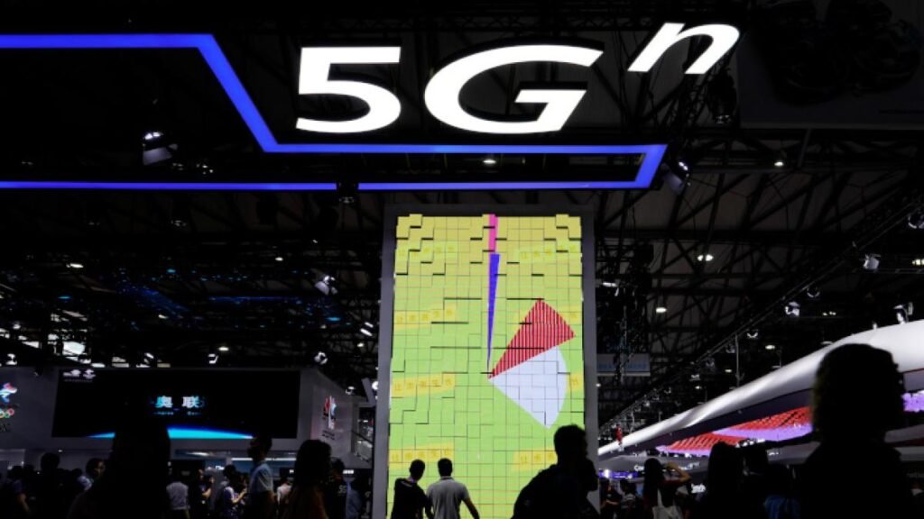 Usuario interactuando con su teléfono inteligente mientras utiliza conexiones 5G en Ecuador en una zona urbana.