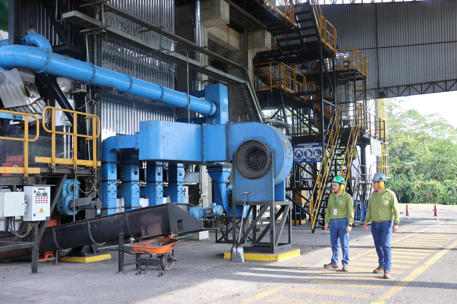 Caldero de la extractora Energy Palma de Grupo La Fabril que genera vapor con biomasa, ilustración de sostenibilidad industrial