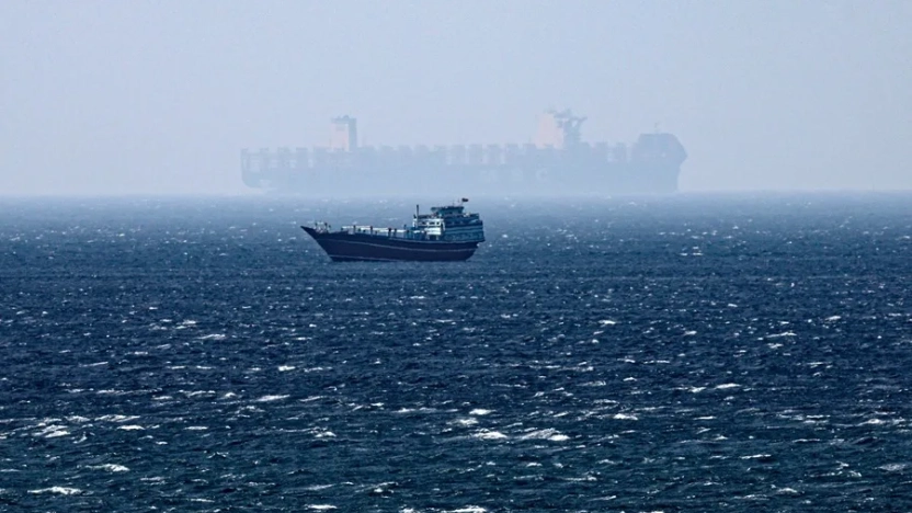 Embarcación petrolera navegando en aguas internacionales en medio de la fluctuación del precio del petróleo.