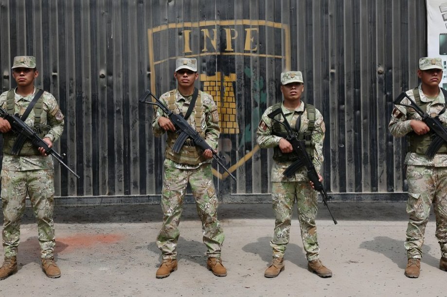 Keiko Fujimori despliega militares en cárceles de Perú declaradas en emergencia para reforzar la seguridad y combatir el hacinamiento en los penales.