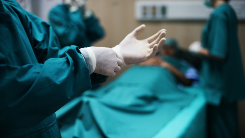 “No tenemos guantes para cirugías”: la urgente demanda de los médicos en hospitales del Ministerio de Salud