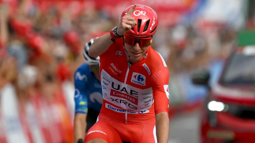 El ciclista esloveno atendido en el hospital tras la operación de Tadej Pogacar tras su caída en la Vuelta a España.