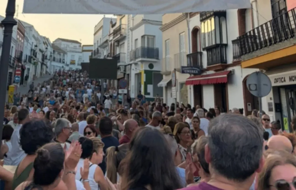 Vecinos participando en la manifestación en Montellano para pedir mayor presencia policial y rechazar el narcotráfico