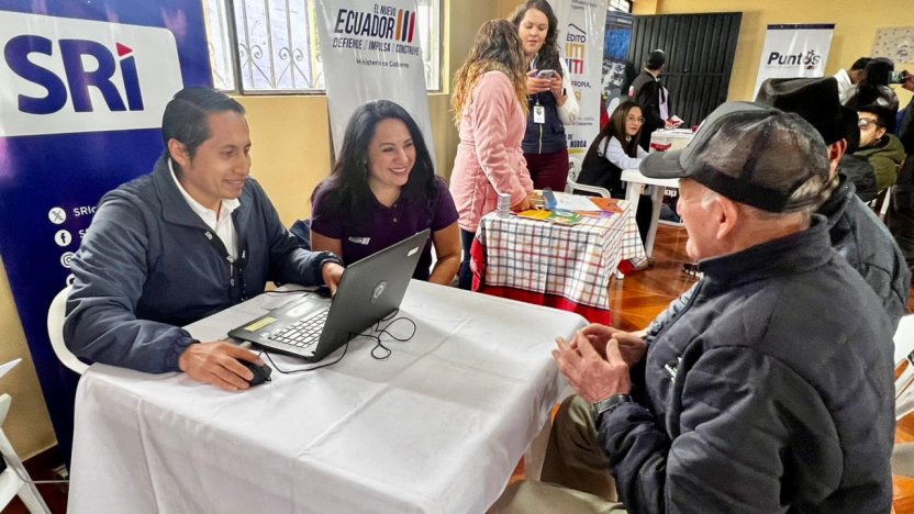 Ciudadano realizando el trámite de devolución de IVA en las oficinas del SRI en Ecuador.