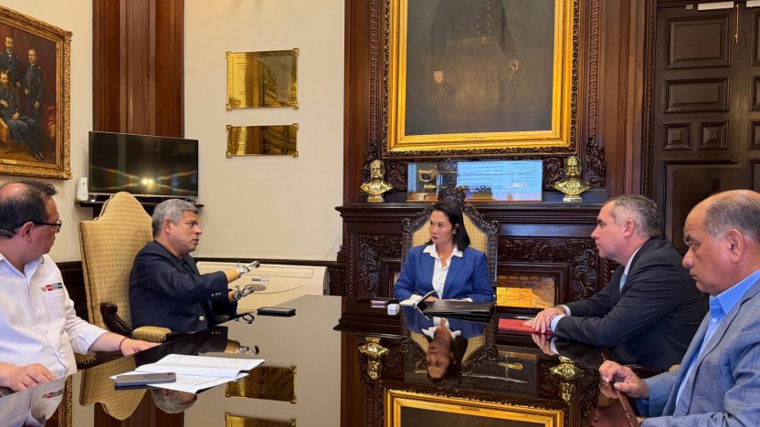 Pantalla de seguimiento de buques en el estrecho de Ormuz tras la decisión de Perú de romper relaciones diplomáticas con Irán