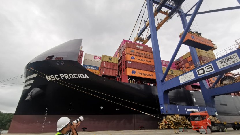 Instalaciones operativas y grúas de carga en el Terminal Portuario de Guayaquil en la Isla Trinitaria.