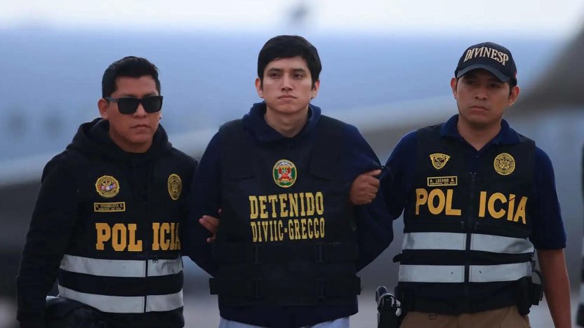 Agentes policiales trasladan al detenido tras la captura a 'Jhonsson Pulpo' en el paso fronterizo de Desaguadero
