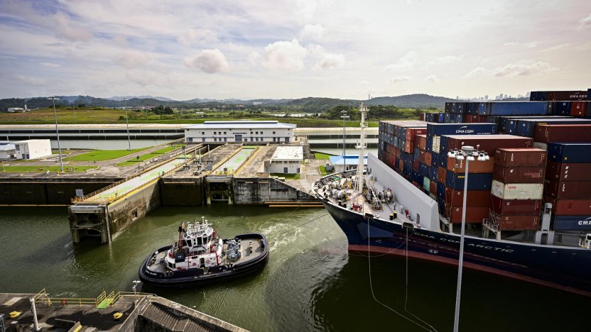Vista aérea de un buque portacontenedores navegando por las esclusas del Canal de Panamá durante la sequía.