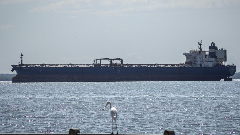 Buque cisterna descargando petróleo crudo en un puerto terminal tras las exigencias de transparencia sobre el acuerdo petrolero con Estados Unidos