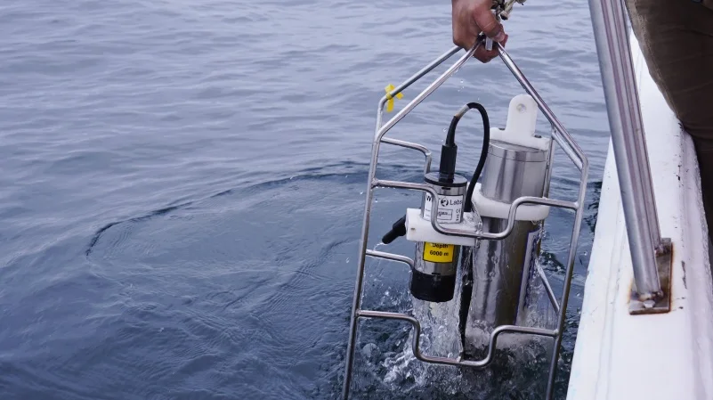 Técnicos oceanográficos analizando el incremento de temperatura del mar ante el fenómeno de El Niño en las costas de Ecuador