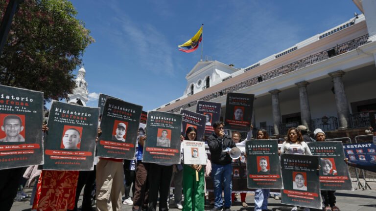 Familiares reclaman información por desapariciones en Ecuador frente al Palacio de Gobierno en Quito.