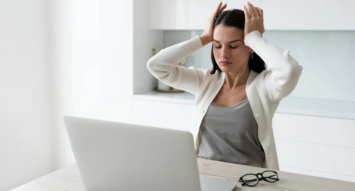 Señales de alerta del estrés laboral que afectan la salud mental: insomnio, cansancio, ansiedad y aislamiento.