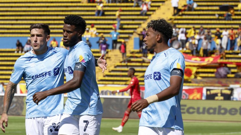 Plantel celebrando la clasificación de Universidad Católica en el hexagonal de la LigaPro 2026.