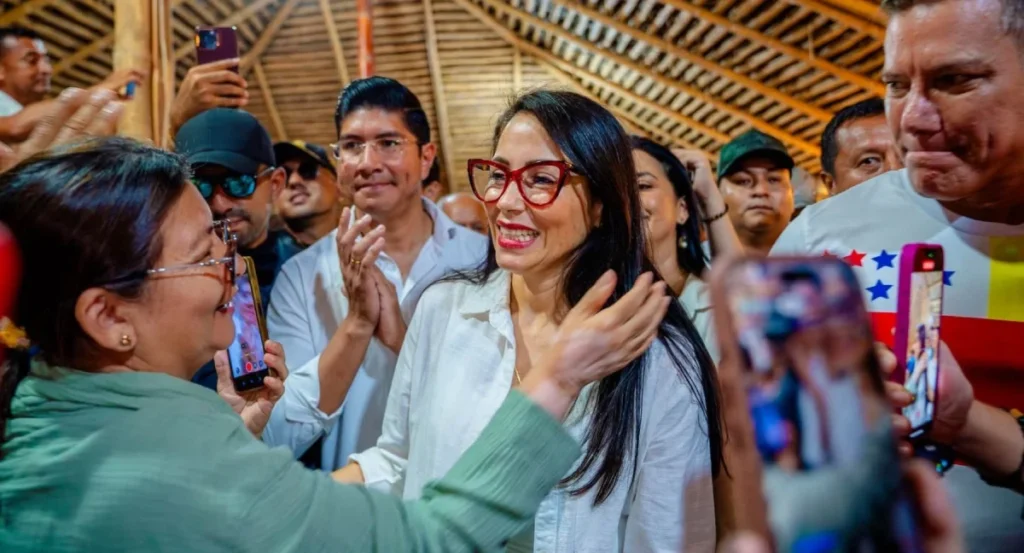 Fotografía de la dirigencia política durante la presentación del recurso de Luisa González en el TCE.