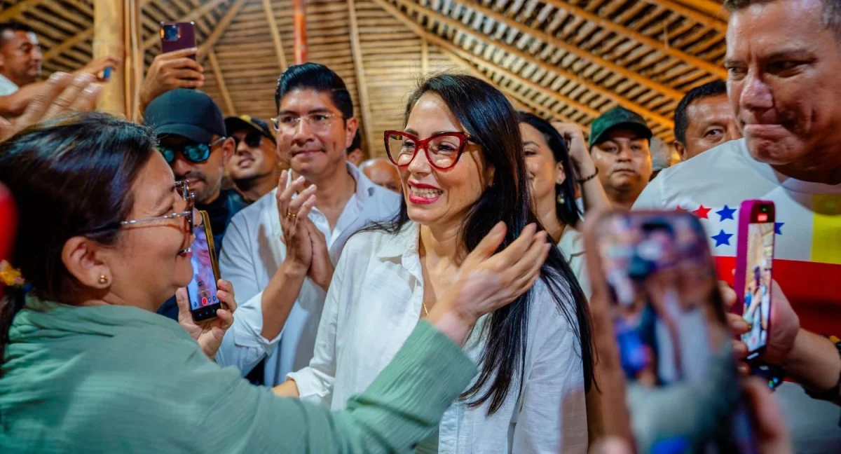 Fotografía de la dirigencia política durante la presentación del recurso de Luisa González en el TCE.
