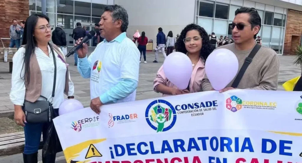 Pacientes con fibrosis quística realizan plantón para exigir tratamiento oportuno al Estado ecuatoriano; imagen de la organización cortesía.