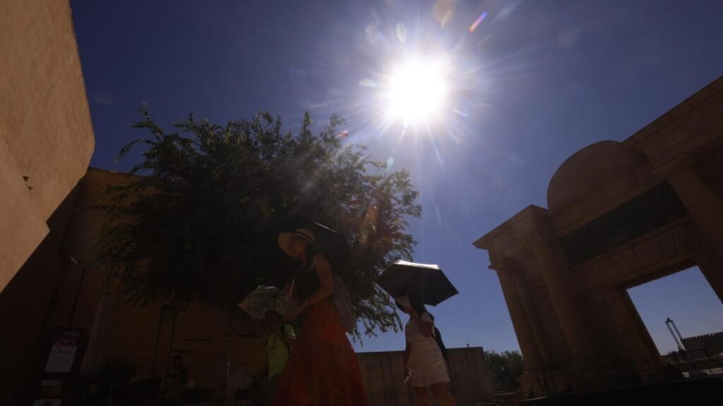 Vista panorámica de un entorno urbano sufriendo altas temperaturas donde se confirma el mes más caluroso jamás medido.