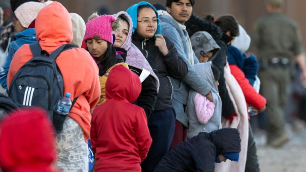 Migrantes salvadoreños reunidos con pancartas informativas mientras Estados Unidos mantiene vigente su estatus migratorio.