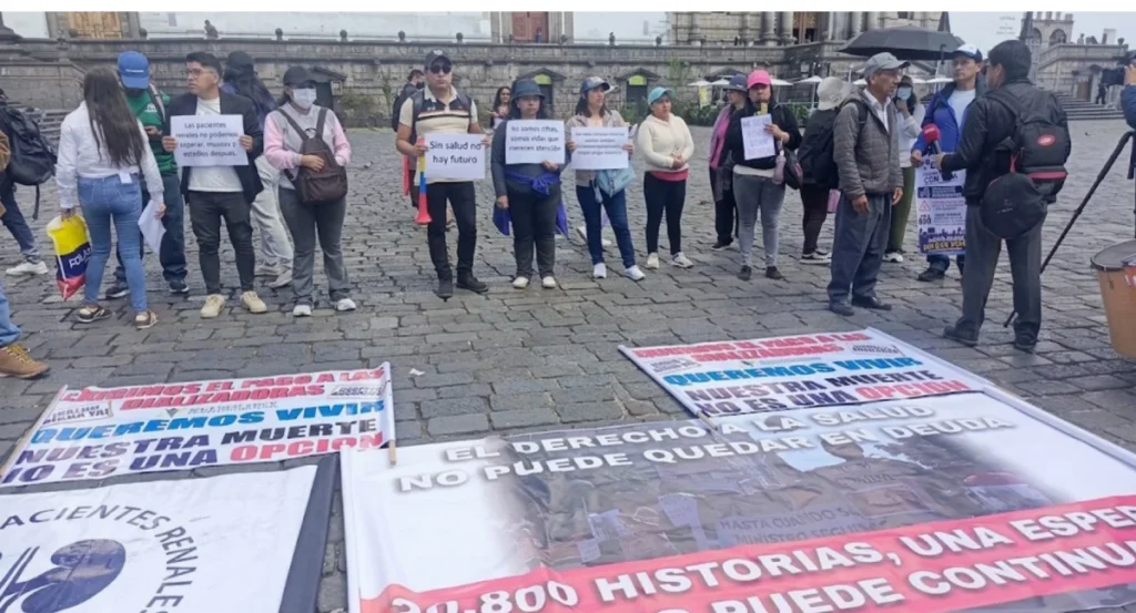Pacientes de diálisis protestan en Quito y exigen insumos al Gobierno