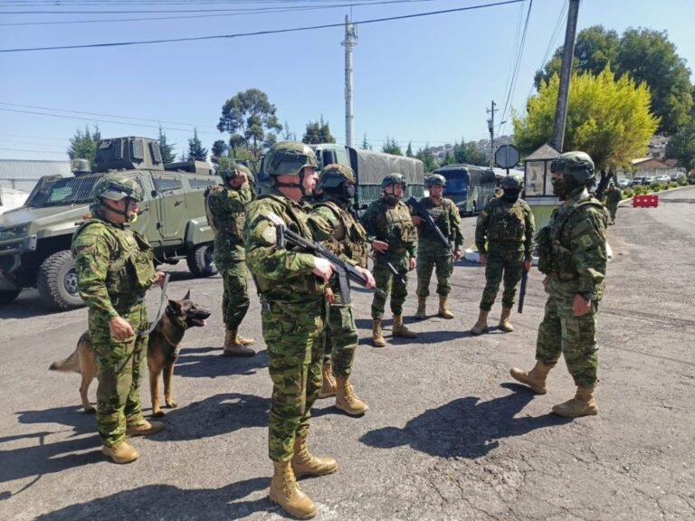 Militares patrullan Puerto Bolívar durante operativo tras escalada de violencia en Machala