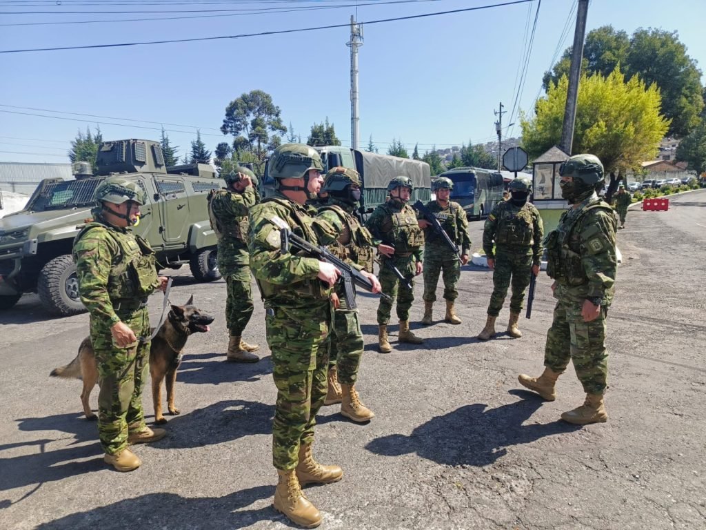 Militares patrullan Puerto Bolívar durante operativo tras escalada de violencia en Machala