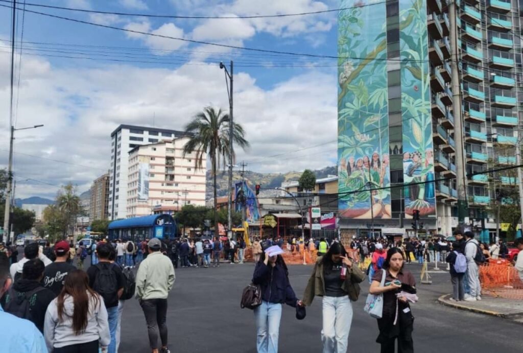 Estudiantes y personal de la PUCE evacúan tras amenaza de bomba en la Universidad Católica de Quito, 2 de septiembre de 2026