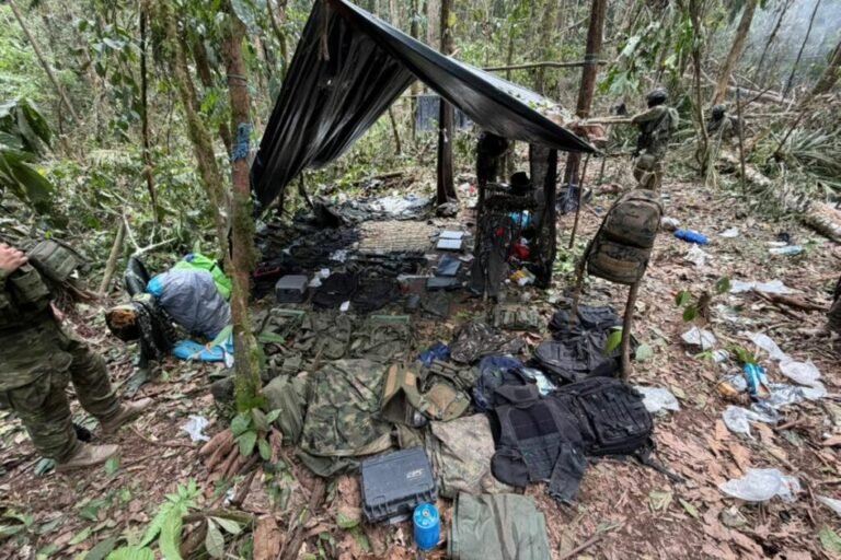 Comandos de la Frontera durante una operación de las Fuerzas Armadas en Alto Punino, Ecuador.