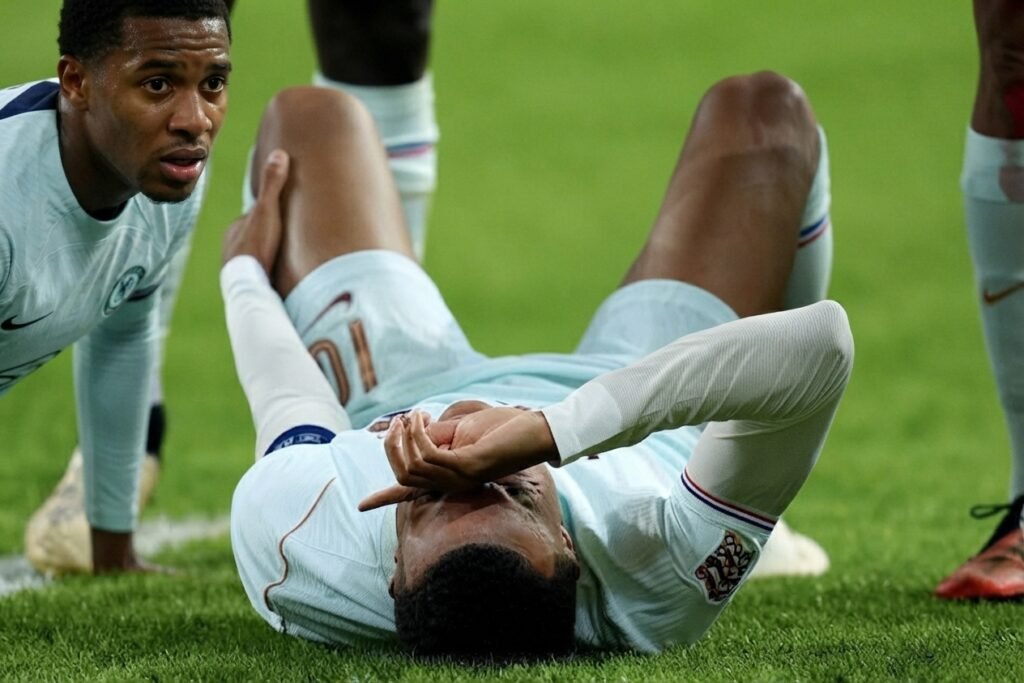Kylian Mbappé concentrado durante un partido de fútbol