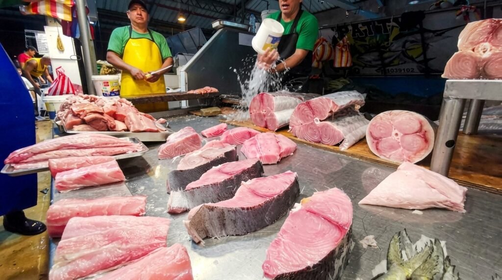 El fenómeno de El Niño en Ecuador encarece la albacora para el encebollado y provoca caídas del 30% en el atún, mientras el camarón