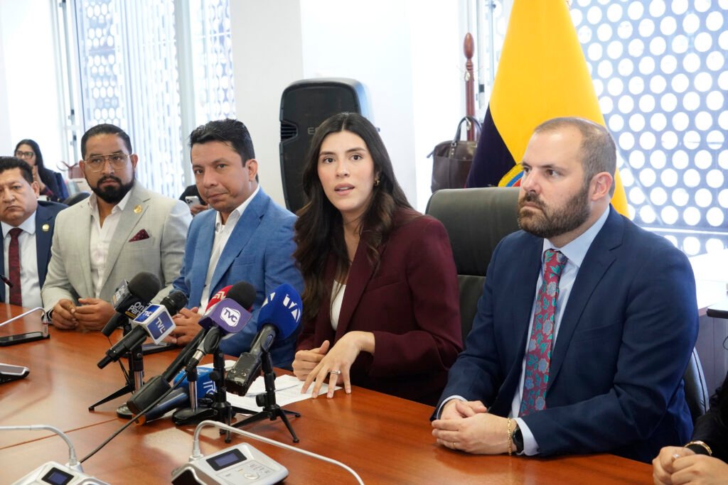 Representantes de movilidad en el debate de la reforma a la Ley de Tránsito en Ecuador.