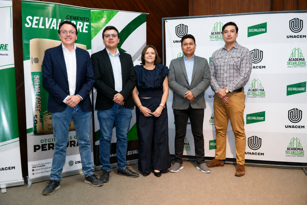 Ejecutivos en la inauguración de las nuevas capacitaciones técnicas de UNACEM Ecuador en Quito.