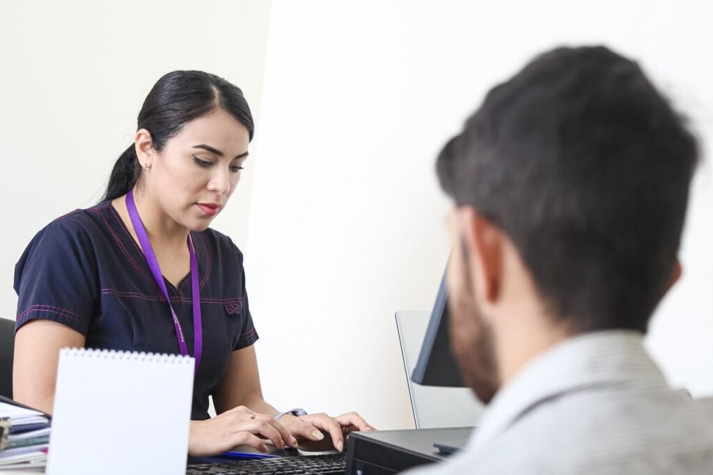 Autoridades y población trabajando juntas por la salud sexual integral y libre de riesgos en Ecuador