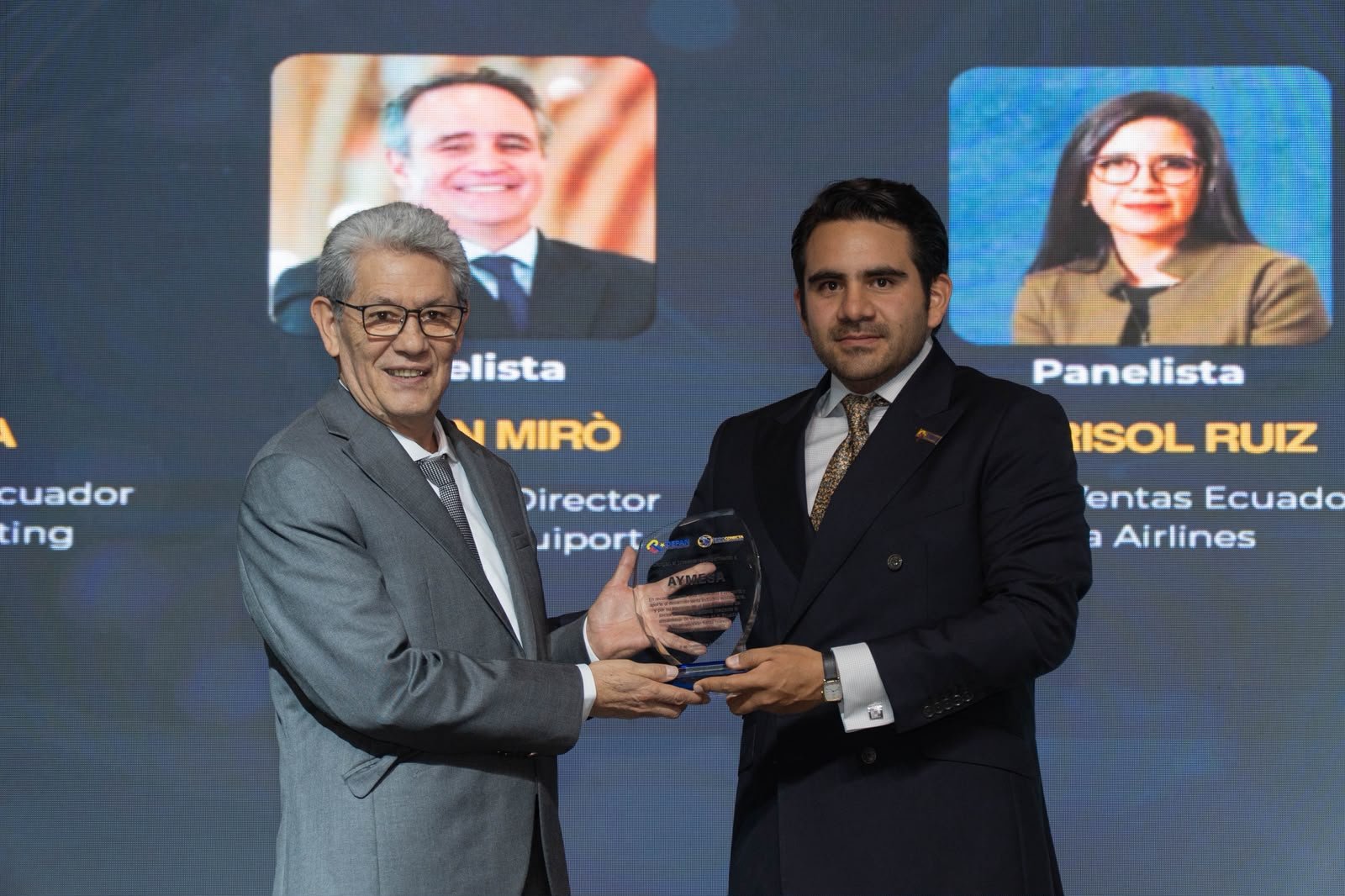 Entrega del premio por el liderazgo en sector automotriz a directivos de Aymesa en EXPOCONECTA.