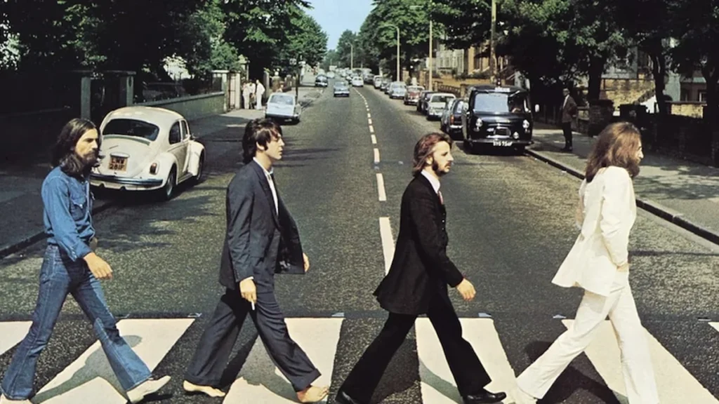 The Beatles cruzando el paso peatonal de Abbey Road en Londres durante la histórica sesión de 1969