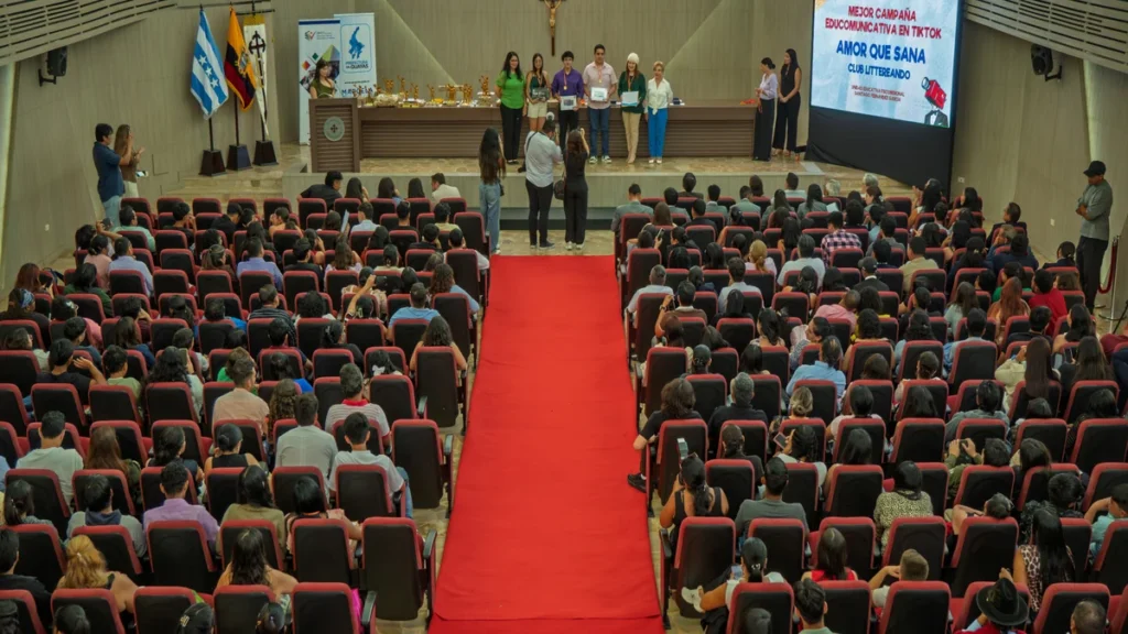Estudiantes y sala de proyección en el marco del Festival de Cine Colegial