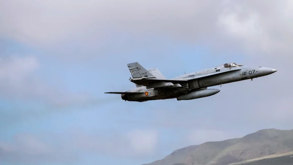 Avión de combate F-18 español desplegado en misión de la OTAN en base aérea de Rumanía
