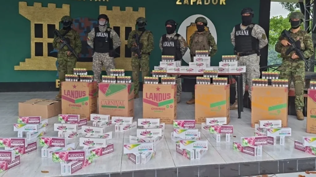 Vigilantes aduaneros inspeccionan cajas de cigarrillos incautadas en Quito