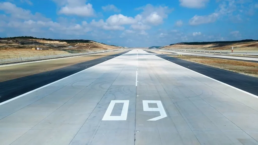 Pista de aterrizaje e instalaciones del Aeropuerto Internacional de Estambul
