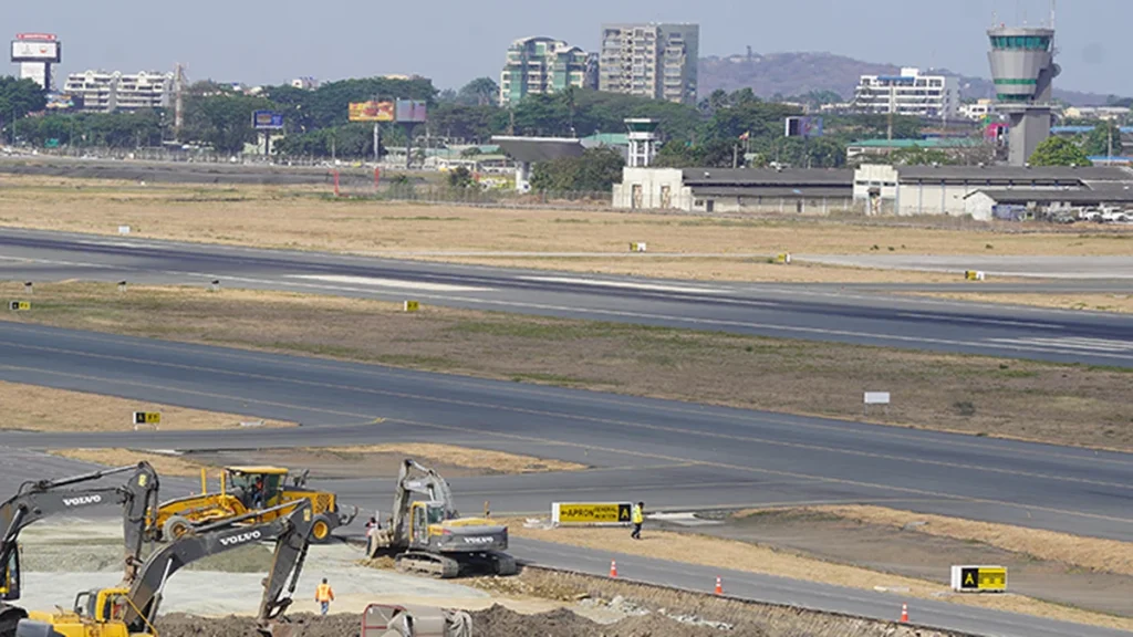 Pista del aeropuerto de Guayaquil durante el cierre de pista por mantenimiento