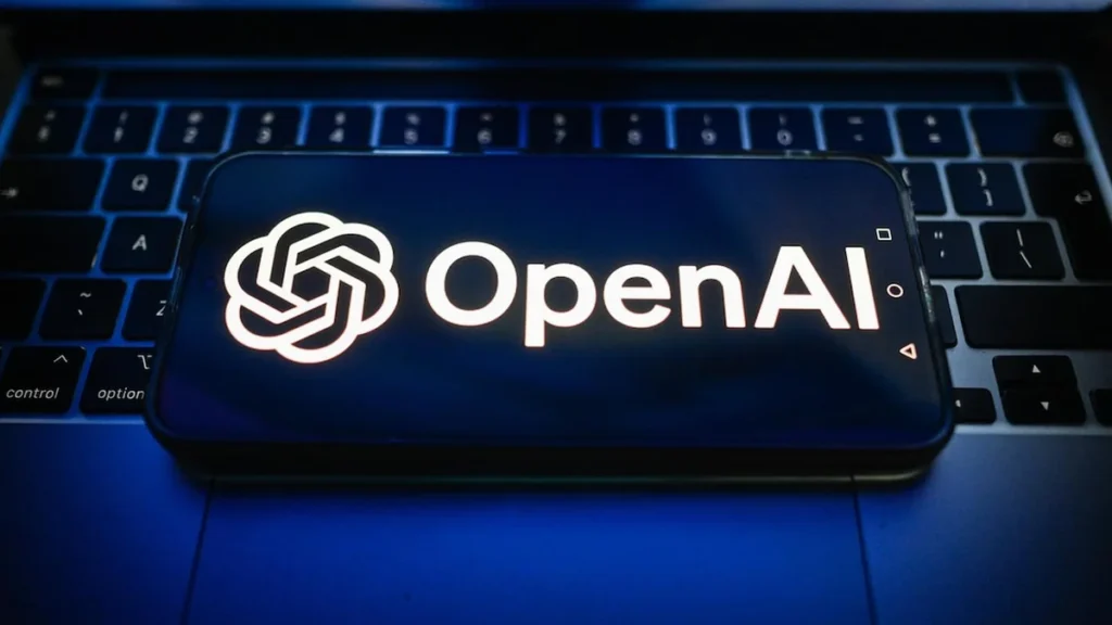 Pantalla con código informático y candado digital de seguridad vulnerado