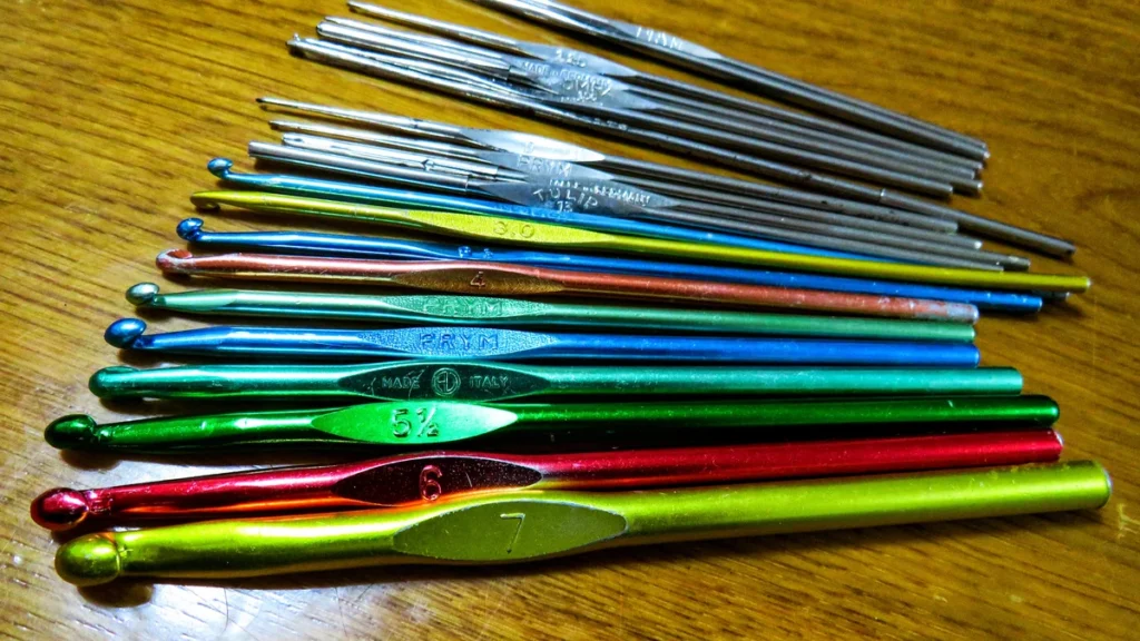 Colección de ganchos y agujas de crochet