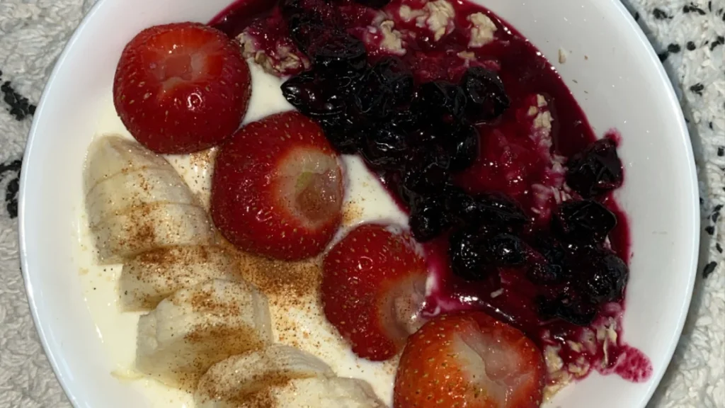 Tazón de yogur con fruta, uno de los alimentos que ayudan a reducir el riesgo de cáncer de colon
