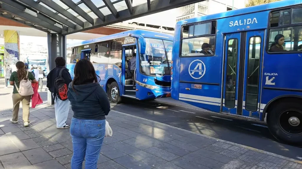 Buses de transporte urbano circulando por las calles de Ambato