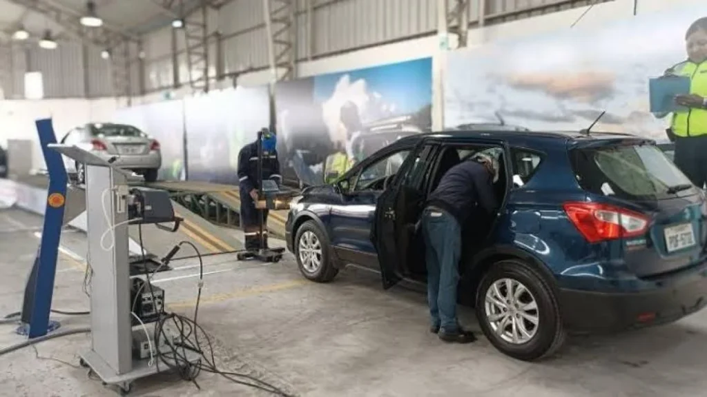 Revisión vehicular de un automóvil en centro de matriculación de Quito