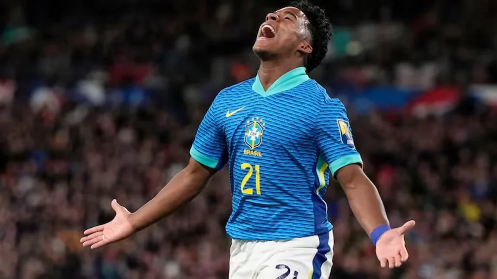 Jugador de la selección de Brasil celebra un gol durante un partido internacional