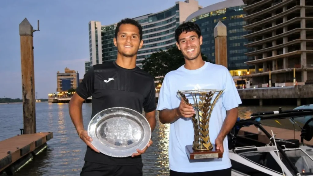 Tenistas posan con trofeos tras una final del circuito ATP Challenger